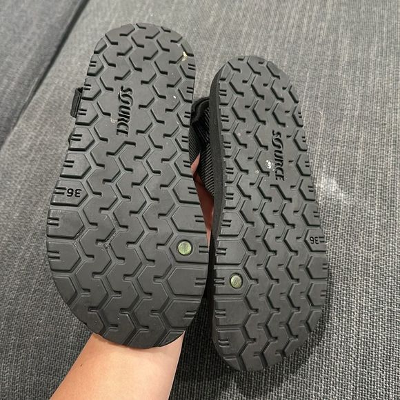 Source size 36 sandals retails $87 - Picture 5 of 7